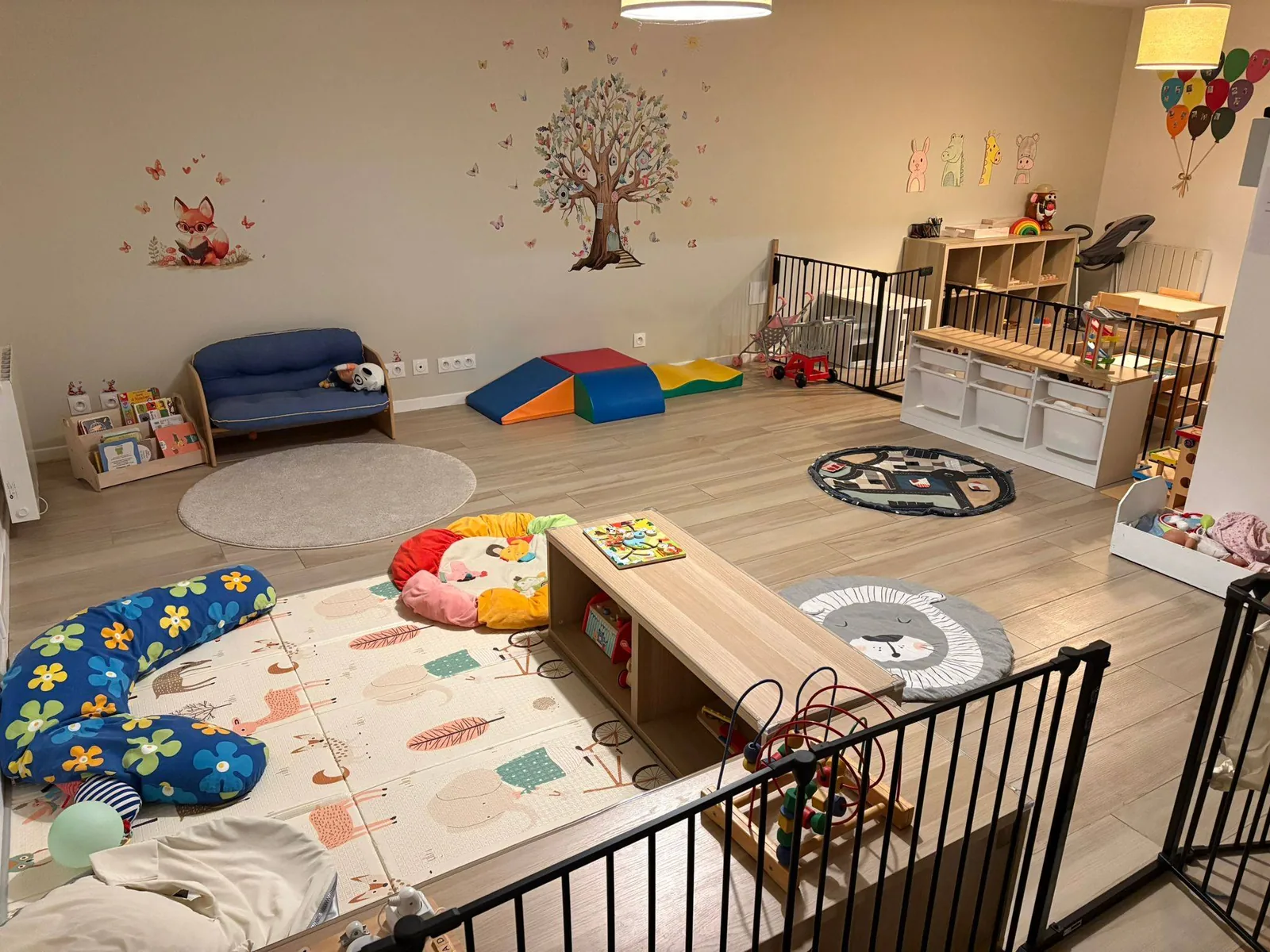 Grande salle de jeux lumineuse de la MAM